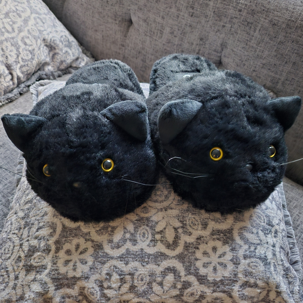 Black Cat Plush Slippers with Fluffy Design